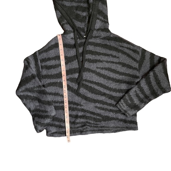 PINK Victoria's Secret Black & Gray Tiger Striped Fuzzy Cropped Sweater XS - Picture 4 of 8